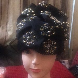 Beautiful black color with beautiful stone